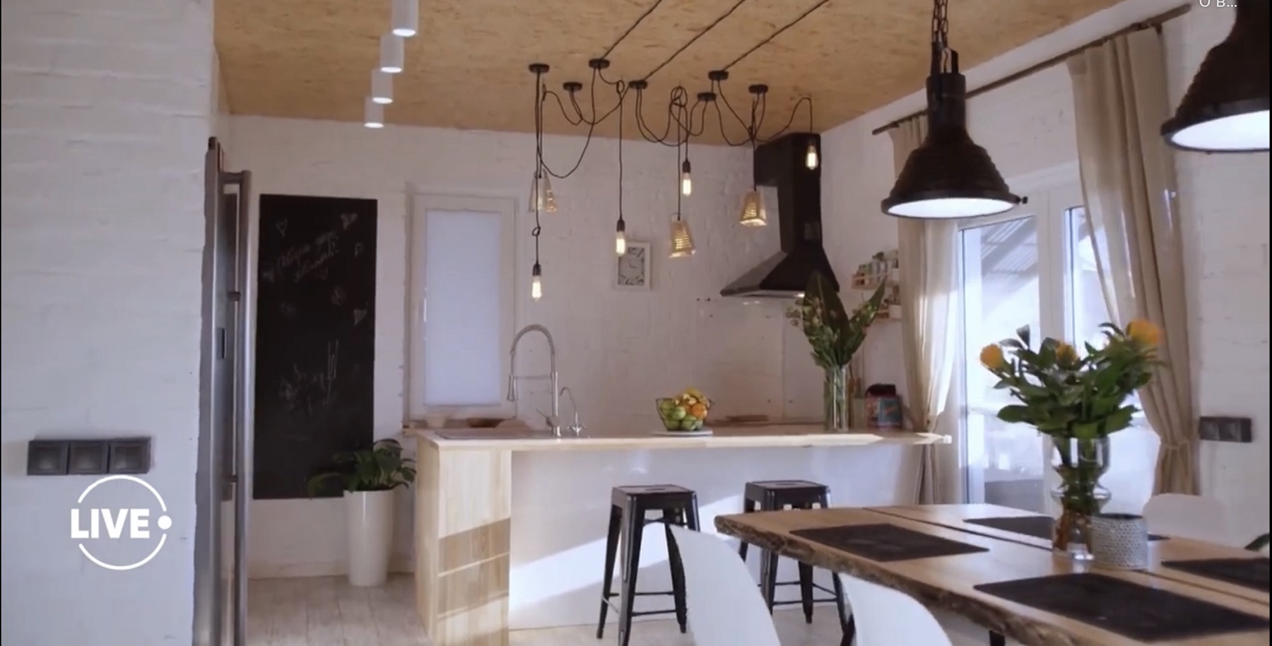 Однушка возле костела и особняк под Киевом с "дырой" в спальне: как выглядит жилье Влада Ямы (видео)